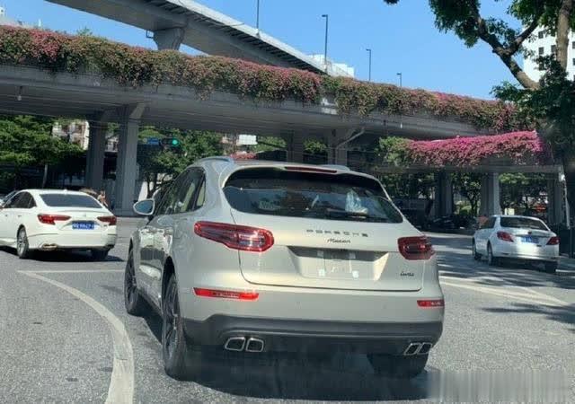 谷龙大杂烩：车牌都没上的全新车 车标已经改成保时捷的了 这是为何????？