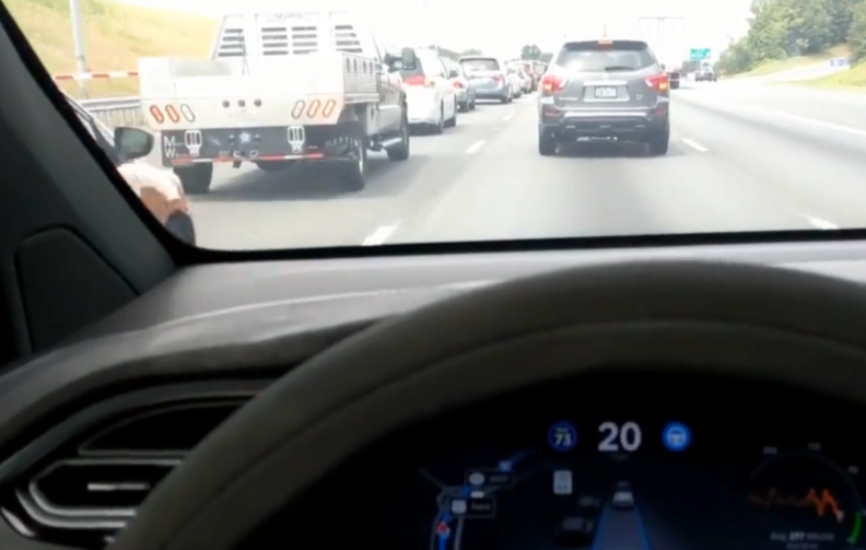 #晓峰忒懂车#国庆高速遇到这种情况，要坚决远离跟车，预防连环车祸发生