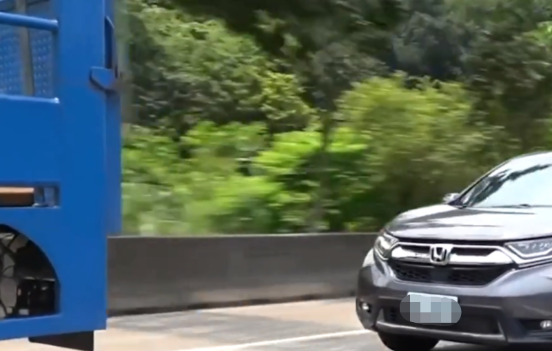 #晓峰忒懂车#国庆高速遇到这种情况，要坚决远离跟车，预防连环车祸发生