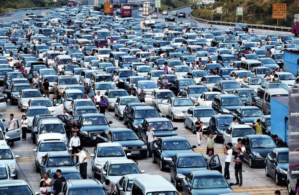 #晓峰忒懂车#国庆高速遇到这种情况，要坚决远离跟车，预防连环车祸发生
