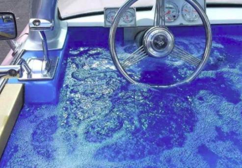 美国男子将旧车改造成浴缸，开车泡澡两不误，交警不抓吗？