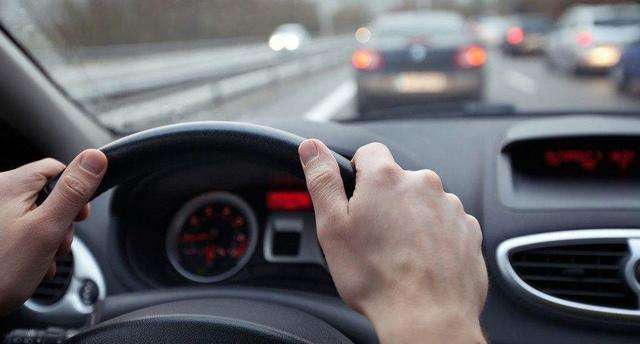 #汽车主之家#自动挡停车怎样挂挡更正确？老车主教你几招，新手学一下！