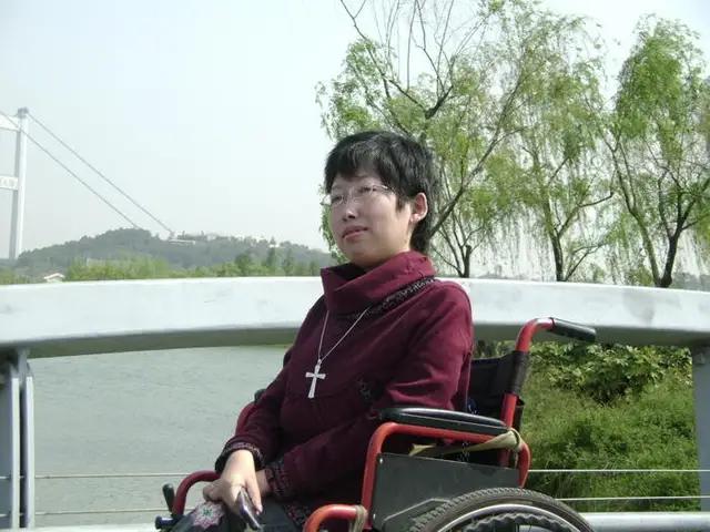 轮椅上的作家：渐冻人用一支筷子完成20W书稿，她用爱解冻生命