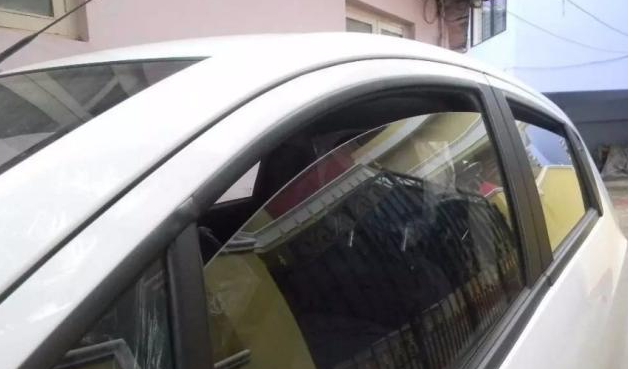 「记忆中的小贱君」为啥老司机开车只开一个车窗？听完分析，网友：高手就是高手