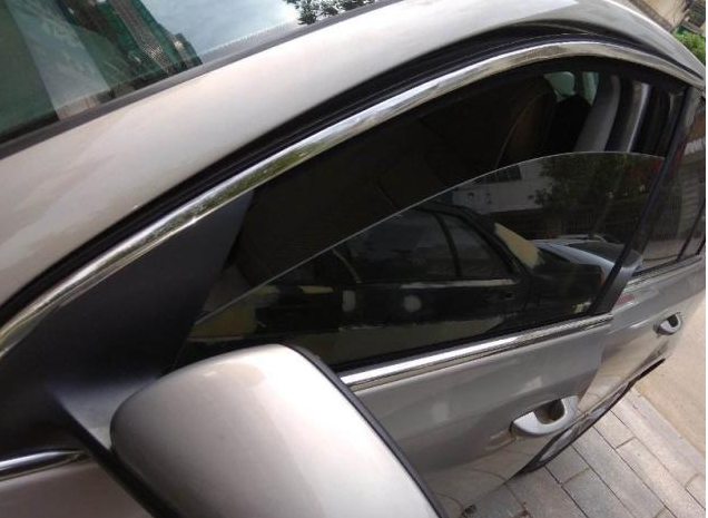 「记忆中的小贱君」为啥老司机开车只开一个车窗？听完分析，网友：高手就是高手