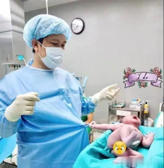 刚出生宝宝拉着医生手术服不撒手，成为史上“最小网红”