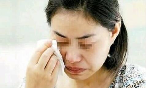 「网逛社会」妻子过生日，丈夫去了前妻家里，知道他去的目的后，妻子感动落泪