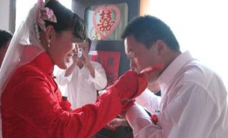 「乡村阿飞」小姑子生日，我送项链当礼物，看到她有一条一样的后，我赶她出门