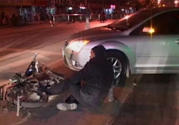 [开车技巧]开车与违章电瓶车发生碰撞怎么办？一招让他“哑巴吃黄连”！