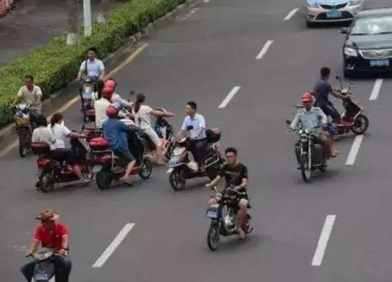 [开车技巧]开车与违章电瓶车发生碰撞怎么办？一招让他“哑巴吃黄连”！