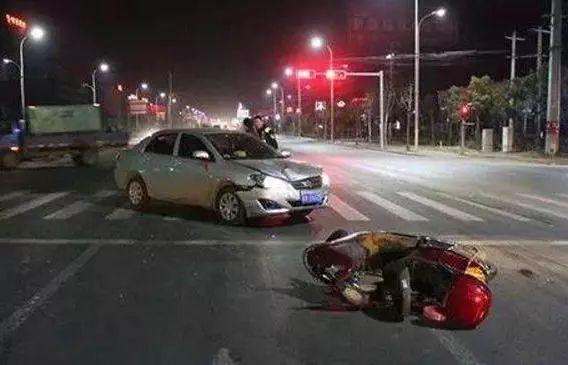 [开车技巧]开车与违章电瓶车发生碰撞怎么办？一招让他“哑巴吃黄连”！