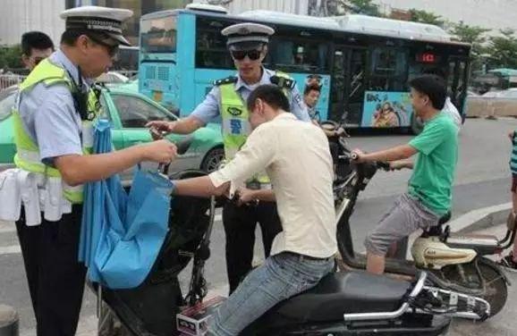 [开车技巧]开车与违章电瓶车发生碰撞怎么办？一招让他“哑巴吃黄连”！