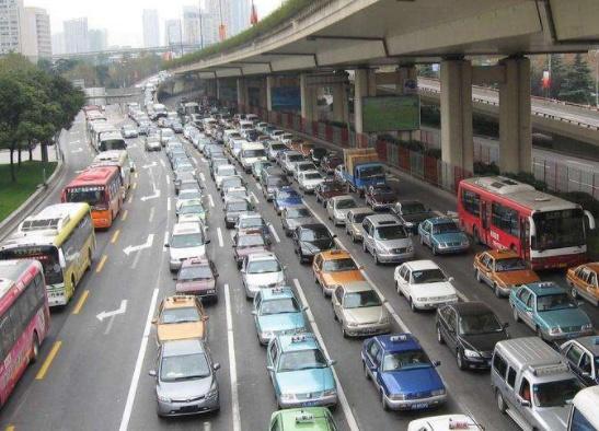 「九零后聊车」修车工提醒：下雨天开车，不关闭这个按钮，发动机可能会提前报废