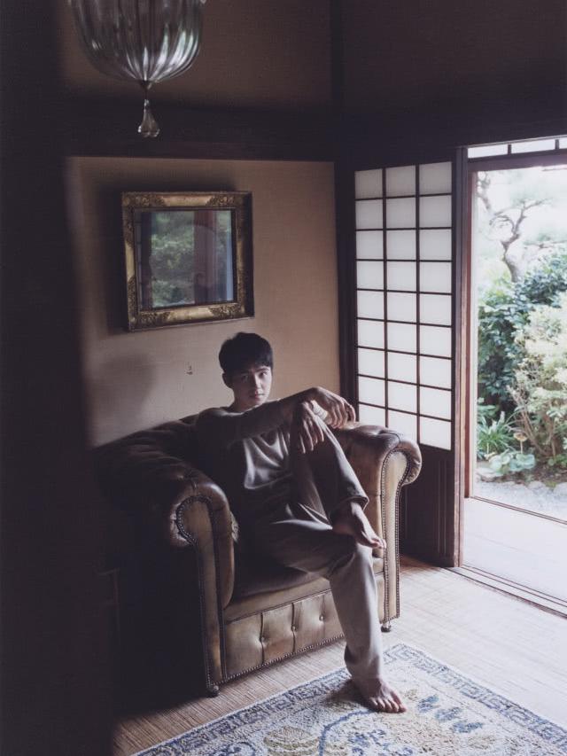 21岁刘昊然“光脚”拍照，穿日式简约搭配，变身清泉系美少年