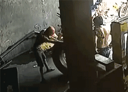 [光明网]轮胎缝里的小石子，到底能不能抠？