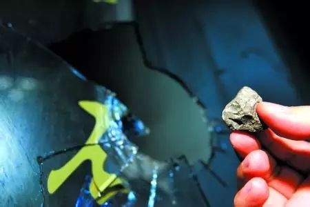 [光明网]轮胎缝里的小石子，到底能不能抠？