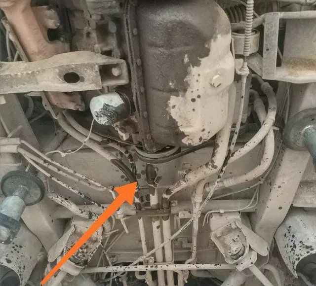 「楚安汽车资料」汽车师傅拖回一辆车，车主：早知道发动机这样，我就检查底盘了！