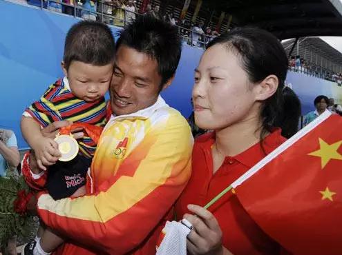 42岁奥运冠军身居高位，成副市长却愧对家人，妻子哭诉其不着家