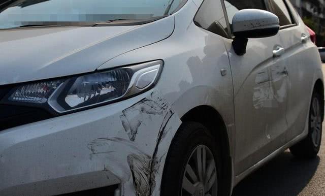 汽车桌@开车总是蹭掉漆，保险合适还是自己修？老司机告诉你答案