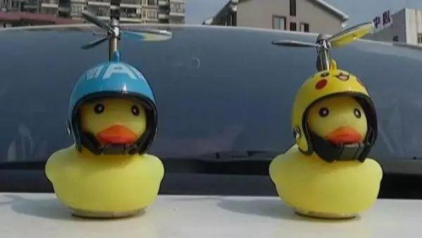 [秀山百姓网]你的车上有炫酷的“小黄鸭”吗？不仅危险还涉嫌违法