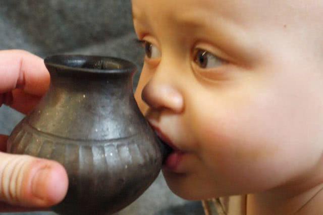科学家挖古墓发现一具1岁幼童遗骸，身旁的奶瓶有3200年历史