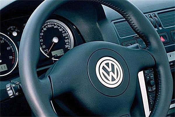 #老司机等等我啦#通过方向盘可以看出车子哪出了问题，维修工给出答案，来了解下