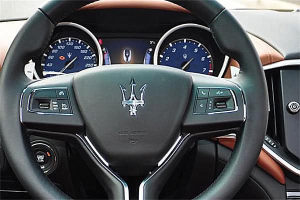 #老司机等等我啦#通过方向盘可以看出车子哪出了问题，维修工给出答案，来了解下