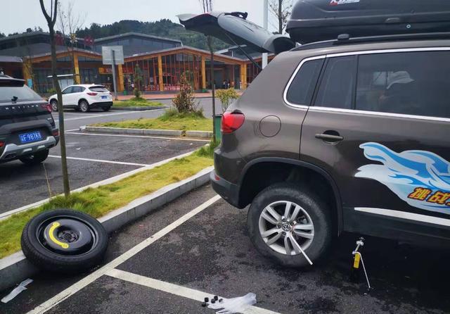 潮车行天下：自驾环游中国：爆胎！旅行路上遭遇意外，幸好事故发生在服务区