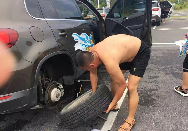 潮车行天下：自驾环游中国：爆胎！旅行路上遭遇意外，幸好事故发生在服务区