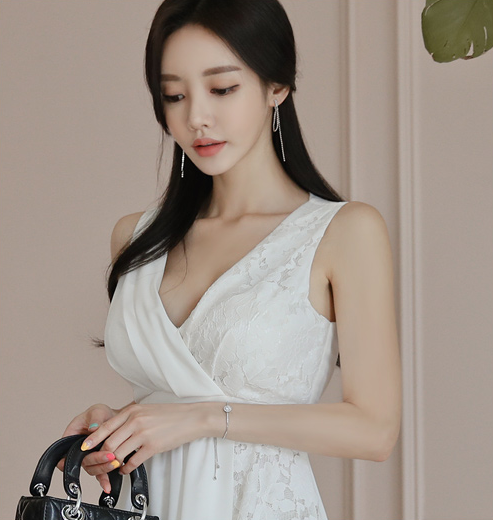 正能量句子感悟文字@人生就像奔腾的江水，没有岛屿与暗礁，就难以激起美丽的浪花！