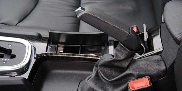 藏车坊@自动挡注意了！这些行为太伤害爱车了