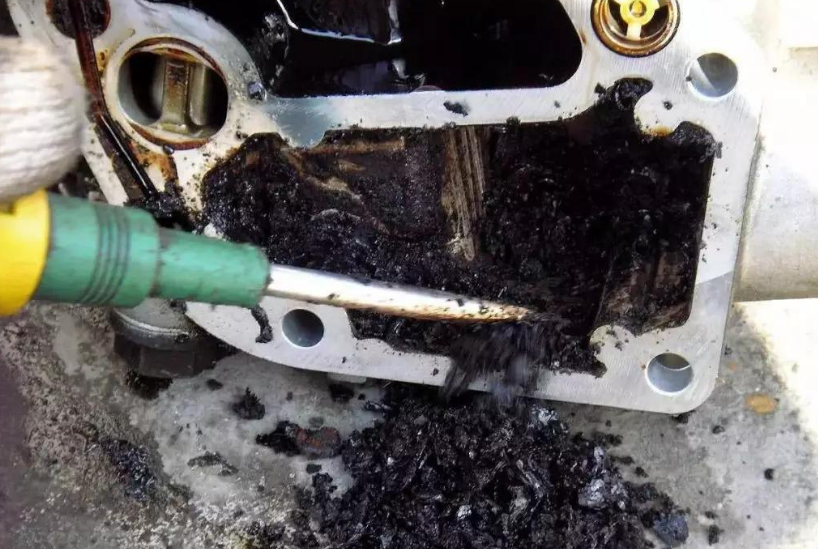 「SUV有情报」发动机积碳咋办？老司机：没必要花钱去修车！自己用这3招一扫光