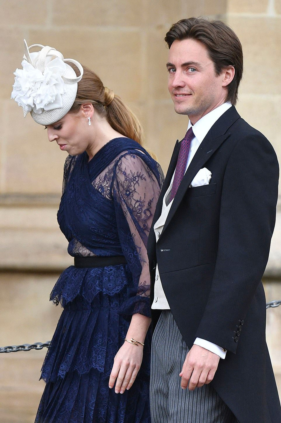 英国公主订婚了！比阿特丽斯一身印花裙真美丽，86万钻戒太抢镜！
