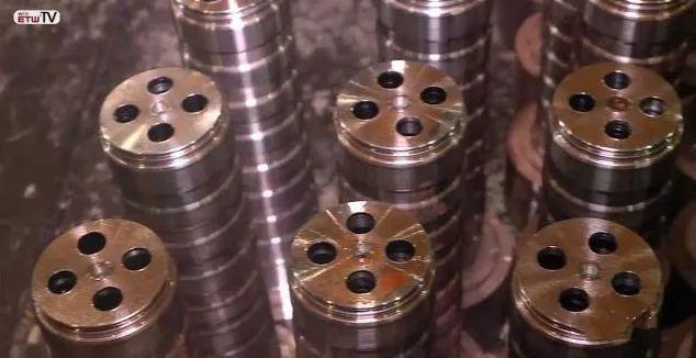 「中国工程机械信息网」挖掘机为什么可以连续旋转而油管不会缠绕，原来全靠这个零件