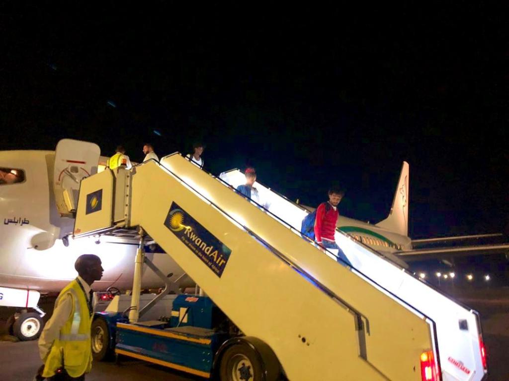 第一批66名难民从利比亚乘坐包机撤离到卢旺达