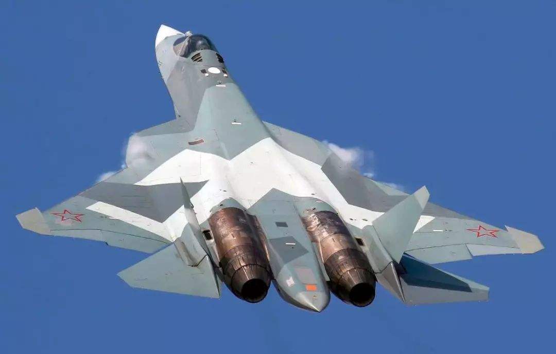 五代机优势对比：F-22综合性强，苏-57载弹量大，歼-20是哪方面呢