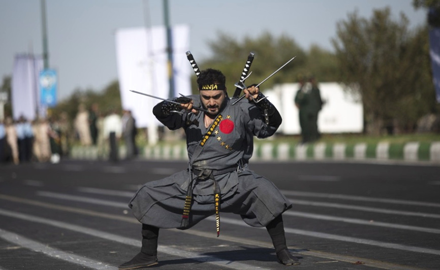 伊朗阅兵首次出现忍者部队，奇葩造型被吐槽，装备难道来自某宝