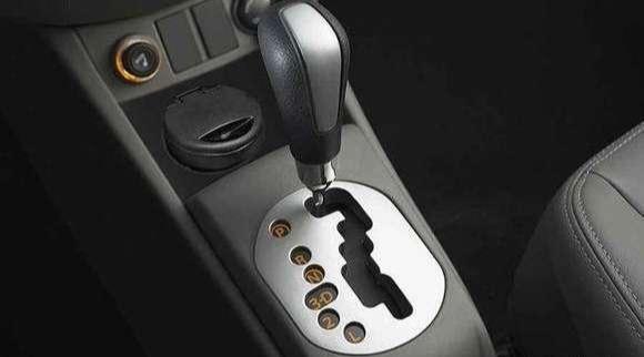 「下车让一下」还在一直用D档开车？自动挡汽车学会这些后，起码比平常省一半油