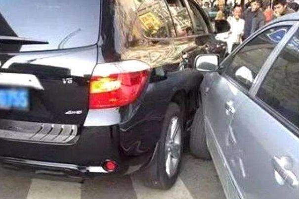 下车让一下：发生交通事故后，首先联系谁？老司机：顺序记错，吃亏的是自己