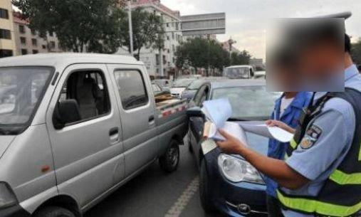 下车让一下：发生交通事故后，首先联系谁？老司机：顺序记错，吃亏的是自己