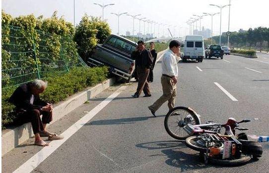 下车让一下：发生交通事故后，首先联系谁？老司机：顺序记错，吃亏的是自己