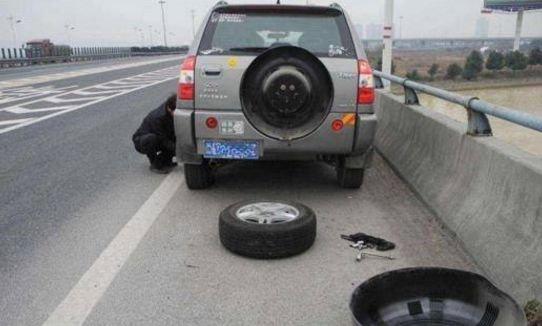 下车让一下■现在随着国内汽车越来越多，人们的出行也变得比以前快捷了许多