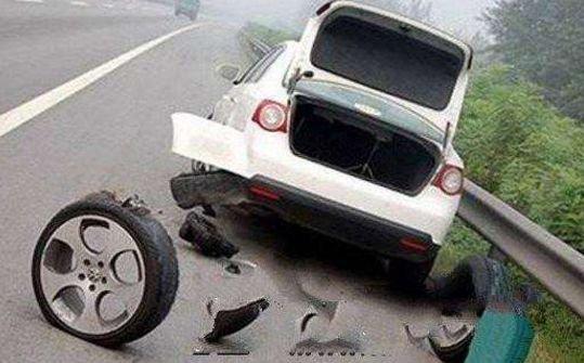 下车让一下■现在随着国内汽车越来越多，人们的出行也变得比以前快捷了许多