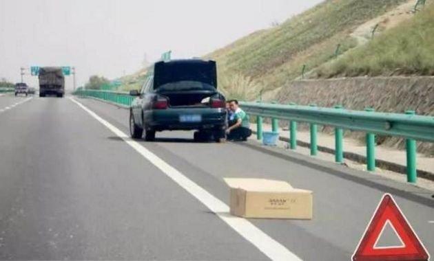 下车让一下■现在随着国内汽车越来越多，人们的出行也变得比以前快捷了许多