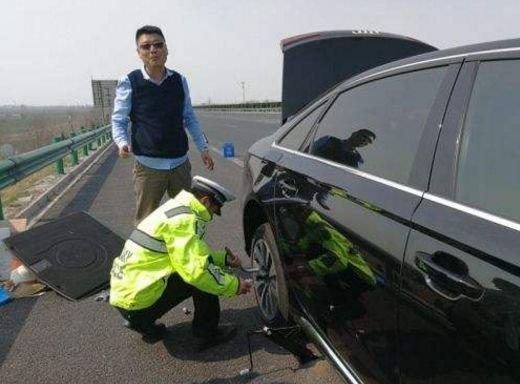 下车让一下■现在随着国内汽车越来越多，人们的出行也变得比以前快捷了许多