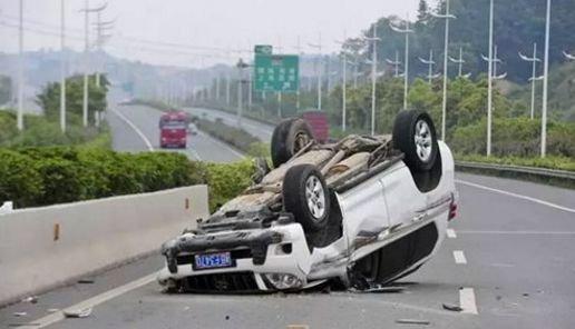 下车让一下■现在随着国内汽车越来越多，人们的出行也变得比以前快捷了许多