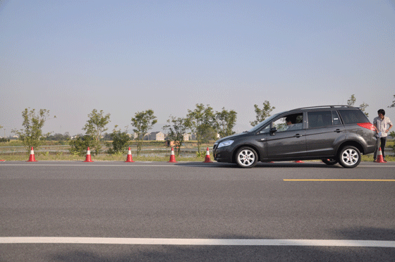 「老侯解车」为什么前刹车盘比后刹车盘大，而且前刹车片比后刹车片磨损的更快