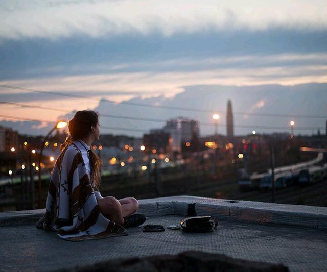 [两性情感咨询导师]恋爱中的女人容易走两个极端