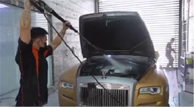 「久梦汽车」700万劳斯莱斯去洗车，员工用水冲发动机！店长：这种车没问题