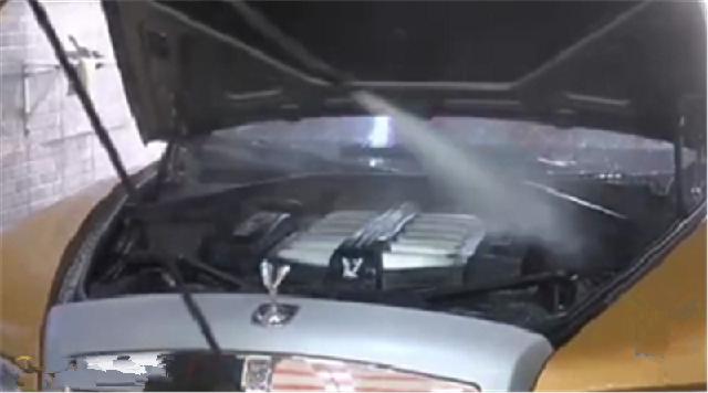 「久梦汽车」700万劳斯莱斯去洗车，员工用水冲发动机！店长：这种车没问题